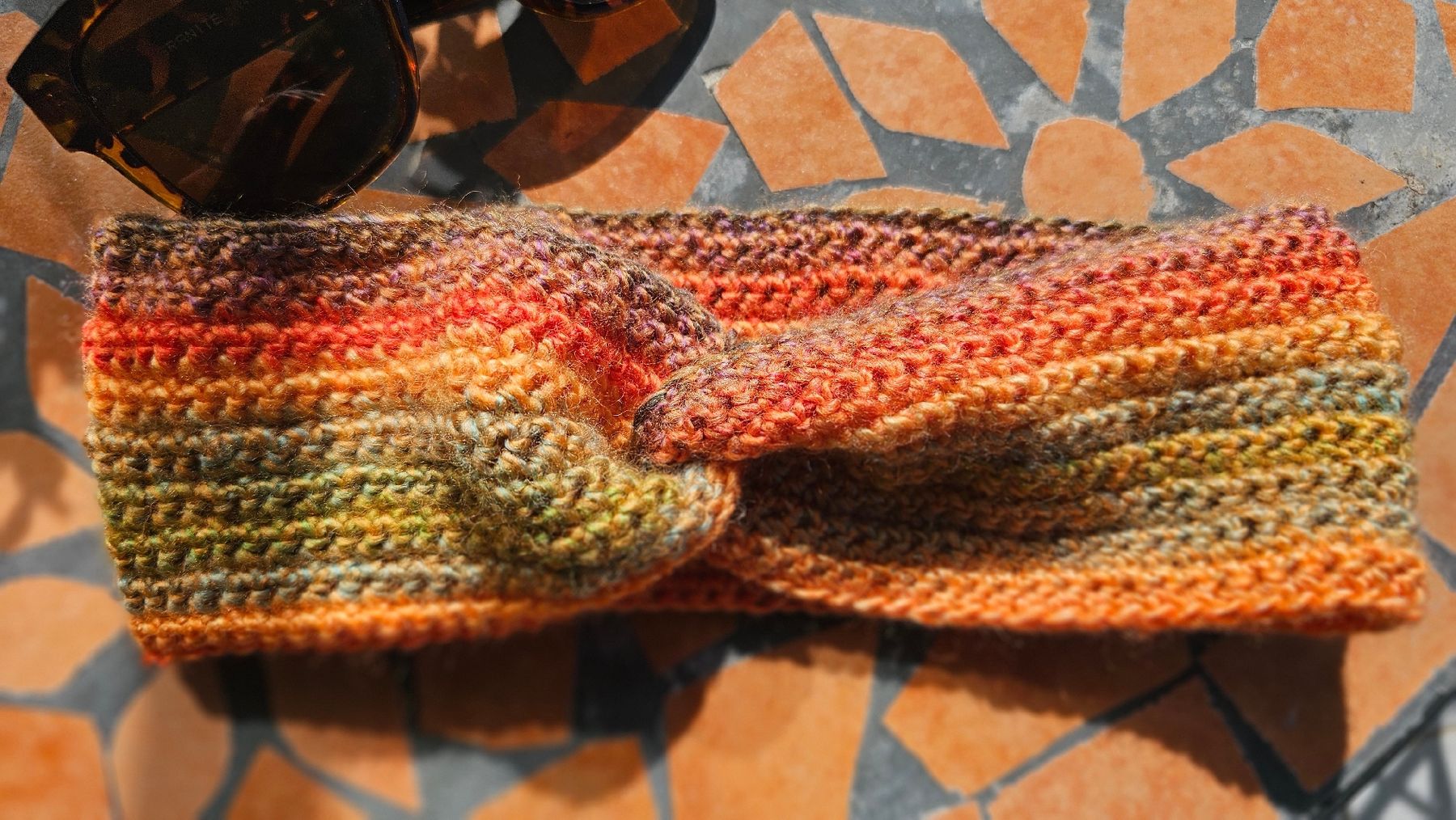 Copricapi, berretti & cappellini: Wunderschönes Stirnband, einmaliger Farbverlauf, handmade. – Nuovo e nell'imballaggio originale da Fehraltorf venduto da lisam16 4