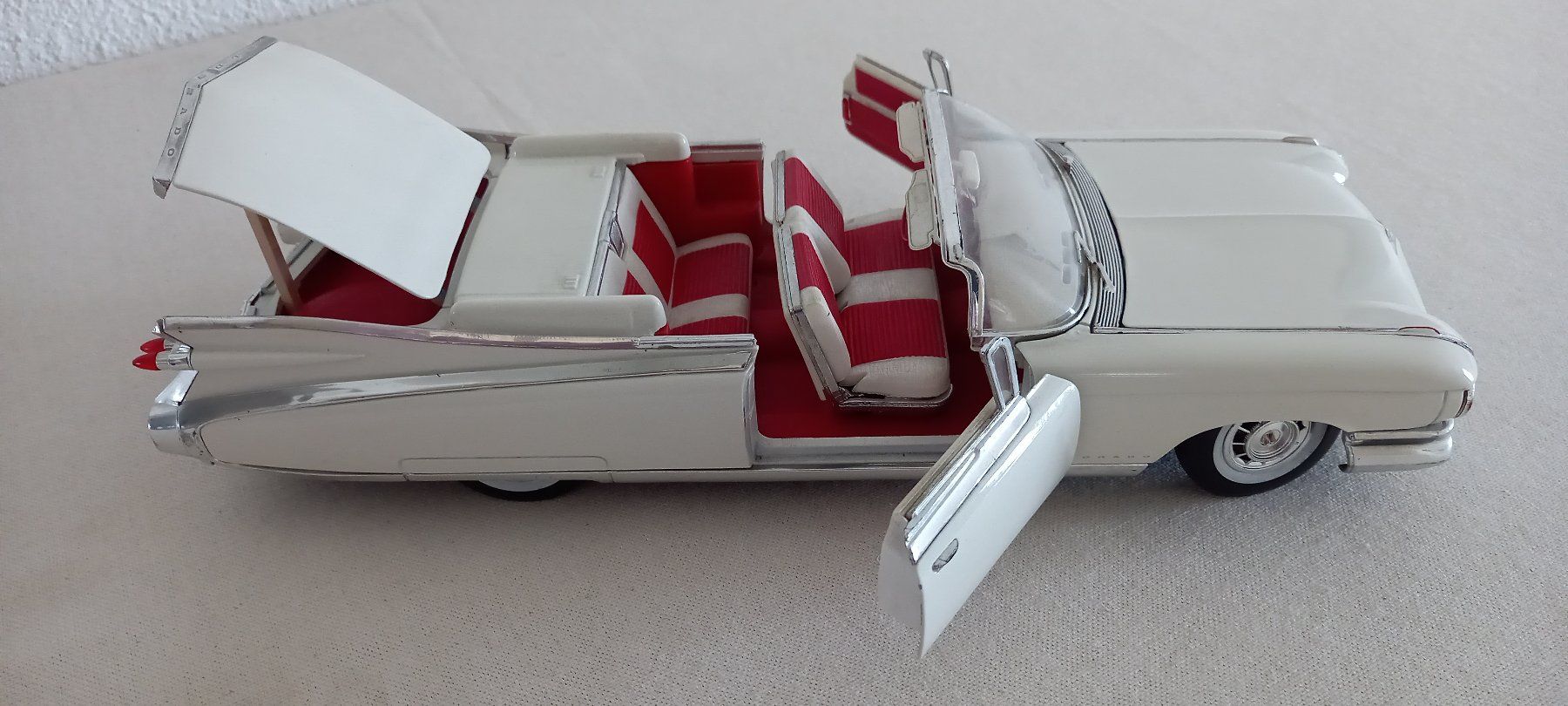 Alle Dekorationen: Modellauto Cadillac Eldorado weiss rot – Gebraucht aus Thun von Nordkapp 4