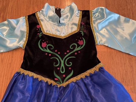 Kostüm mit Mantel, Handschuhen & Haarzöpfen 120