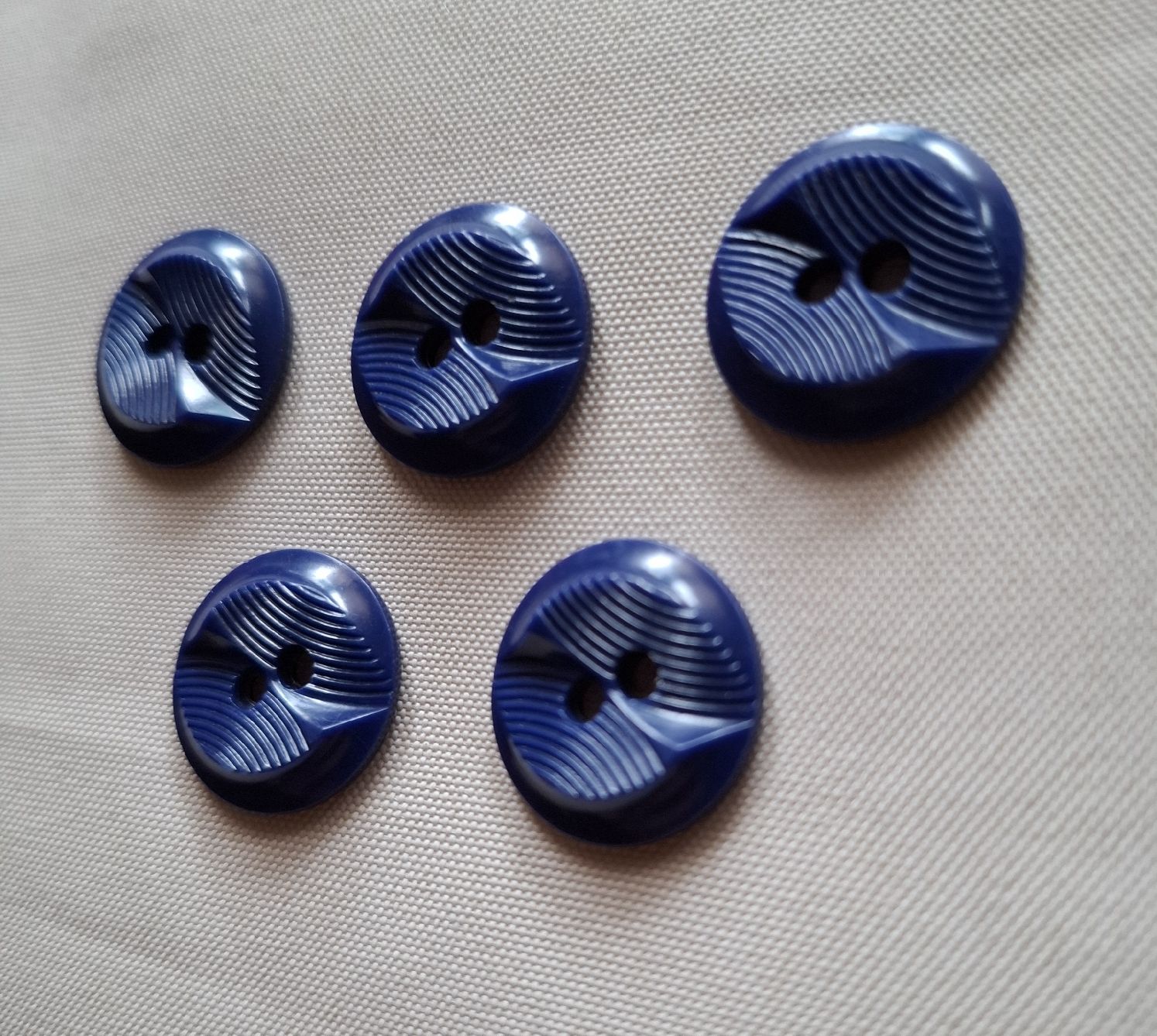 Knöpfe: 5 blaue Knöpfe, 20 mm. – Gebraucht aus Dietikon von Hirschkopf 1