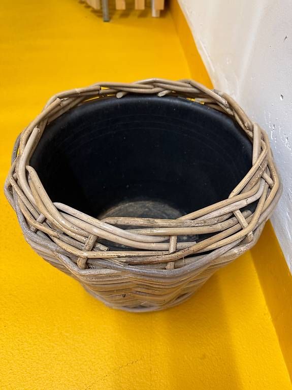 Pots de fleurs: Pflanzgefäss/Übertopf – D'occasion à Altendorf par Danielacanale