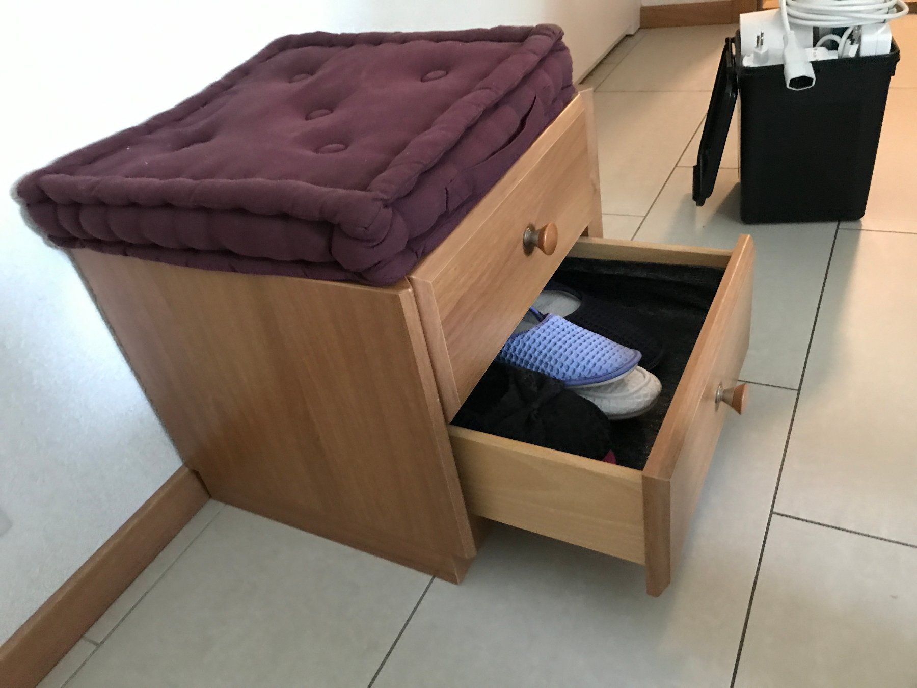 Comodini: Meuble bas à tiroir - table de chevet – Usato da Val d'Illiez venduto da DounCH 2