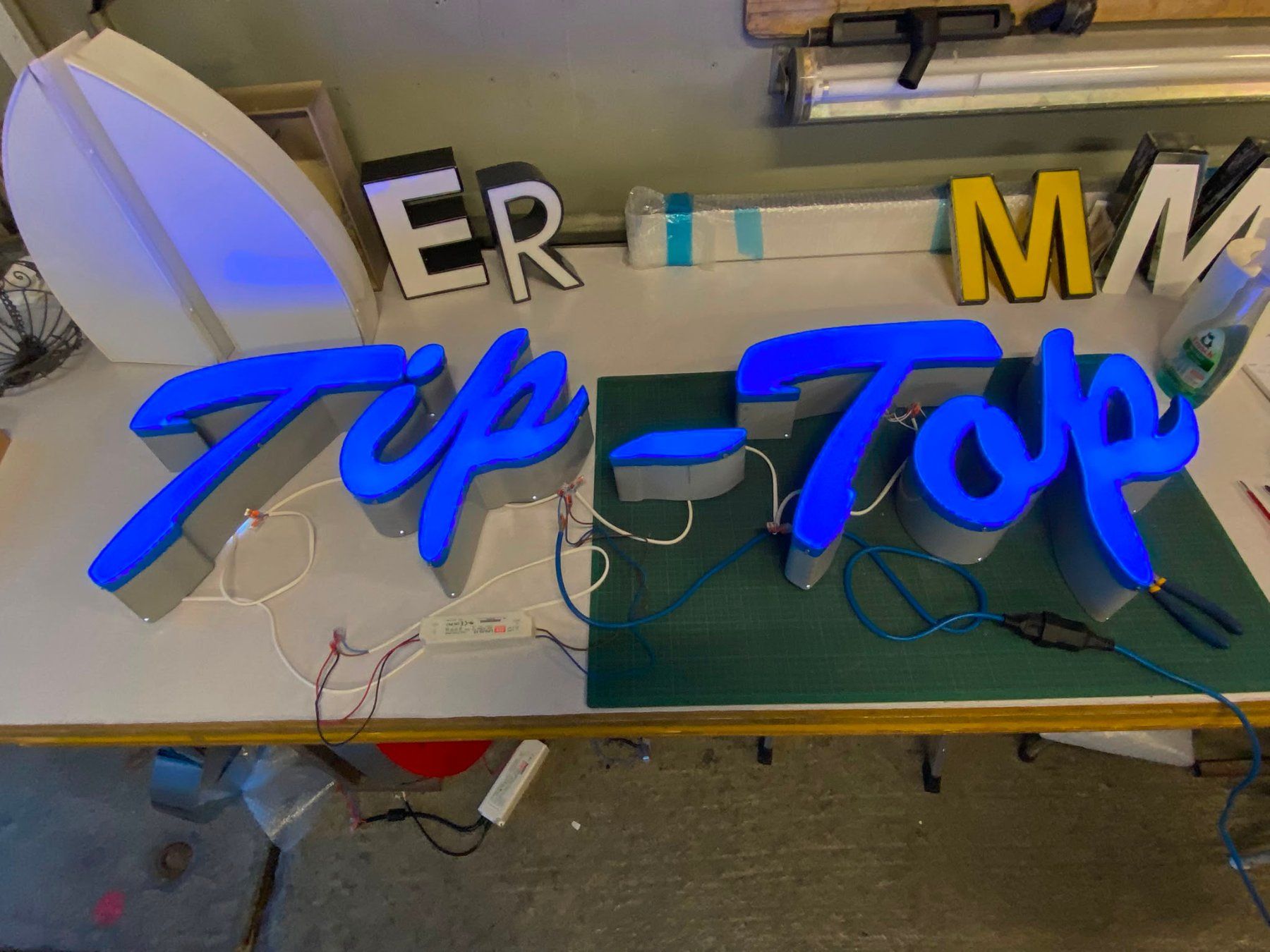 Lampen: Leuchtschrift Tip-Top – Gebraucht aus Köniz von Vintagetoys 1