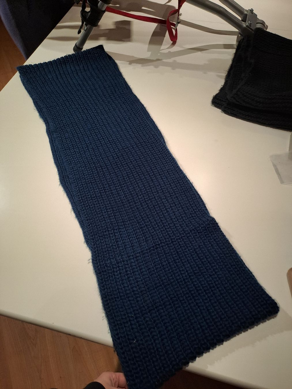 Foulard & Sciarpe: Écharpe bleu marine – Usato da Valeyres-sous-Montagny venduto da Romy. 1