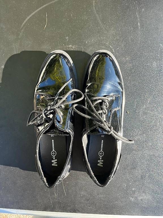 Scarpe da donna: Chaussures de ville à lacets – Usato da Saxon venduto da Nzo 1