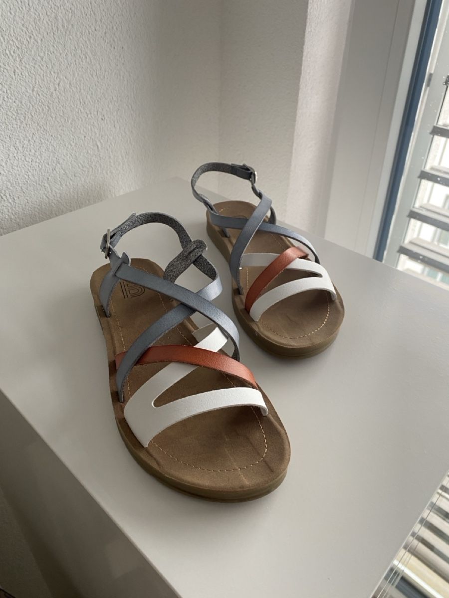 Scarpe da donna: New leather sandals – Nuovo (secondo la descrizione) da Rorschach venduto da vil_yt9d 1