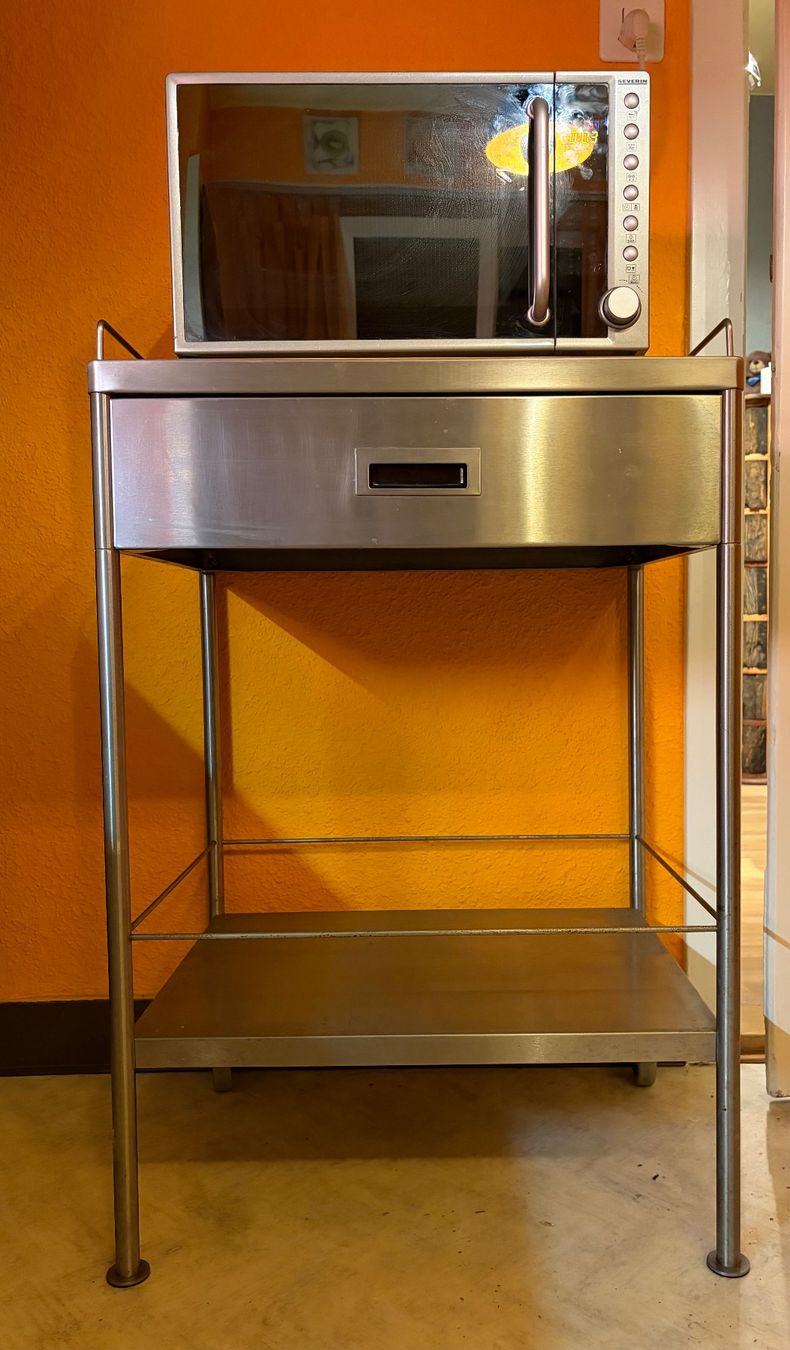 Küchengeräte: Grilltisch und 1 Mikrowelle – Gebraucht aus Zürich von sbi_2mfb