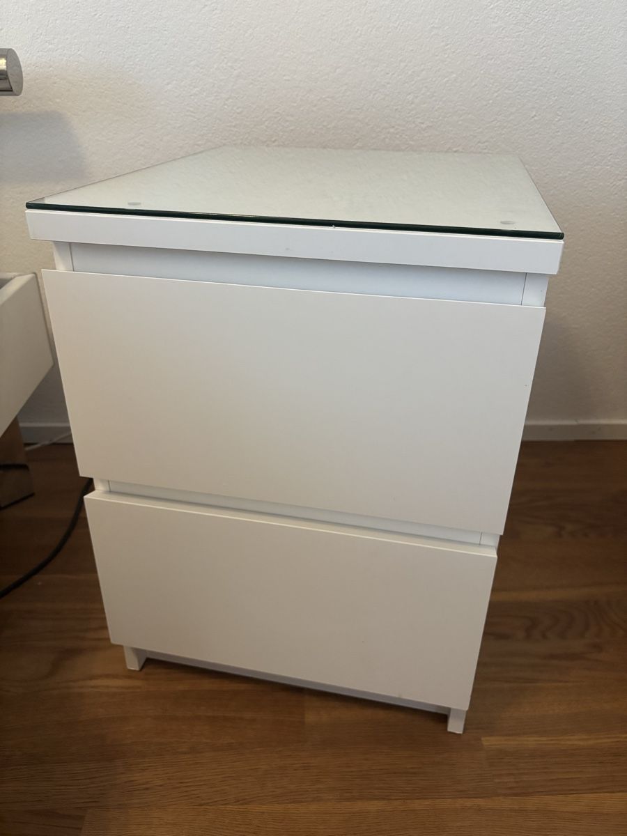 Comodini: 2 Nachttische mit Glasabdeckung – Usato da Hochdorf venduto da Peppa90