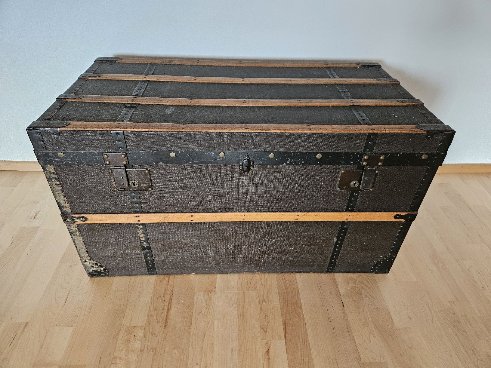 Coffres: Antike Truhe, Masse 95x52x50cm  – D'occasion à Zürich par Pazzenreich