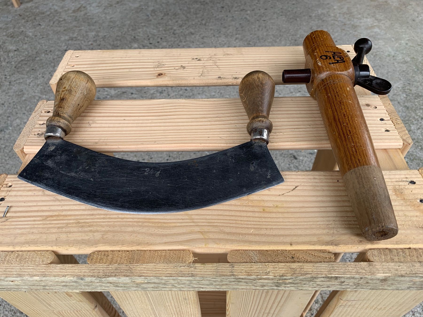 Tutti gli attrezzi: schönes Wiegemesser und Zapfhahn – Usato da Feldbach venduto da Olive1 1