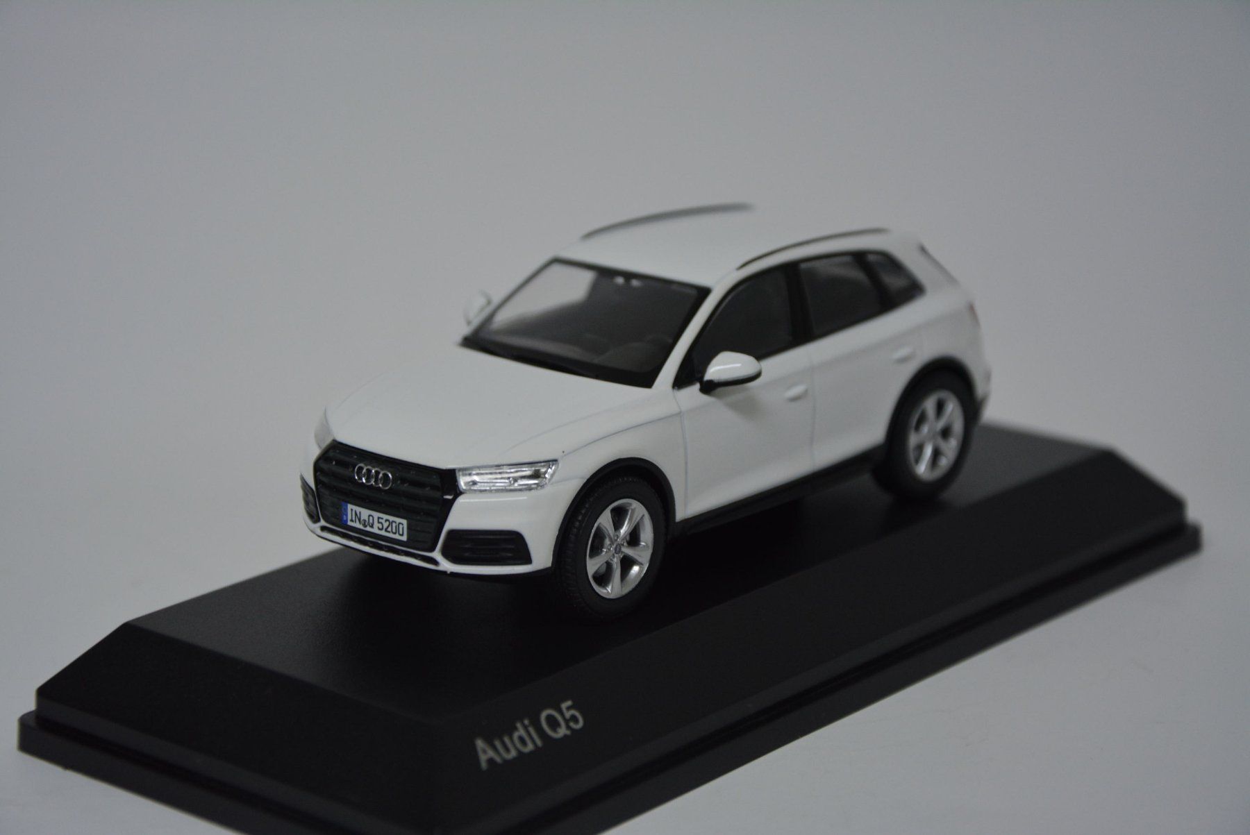 Audi Modellautos: Audi Q5  2016 , Ibisweiss , 1:43 – Neu und originalverpackt aus Goldach von Feivel9 2