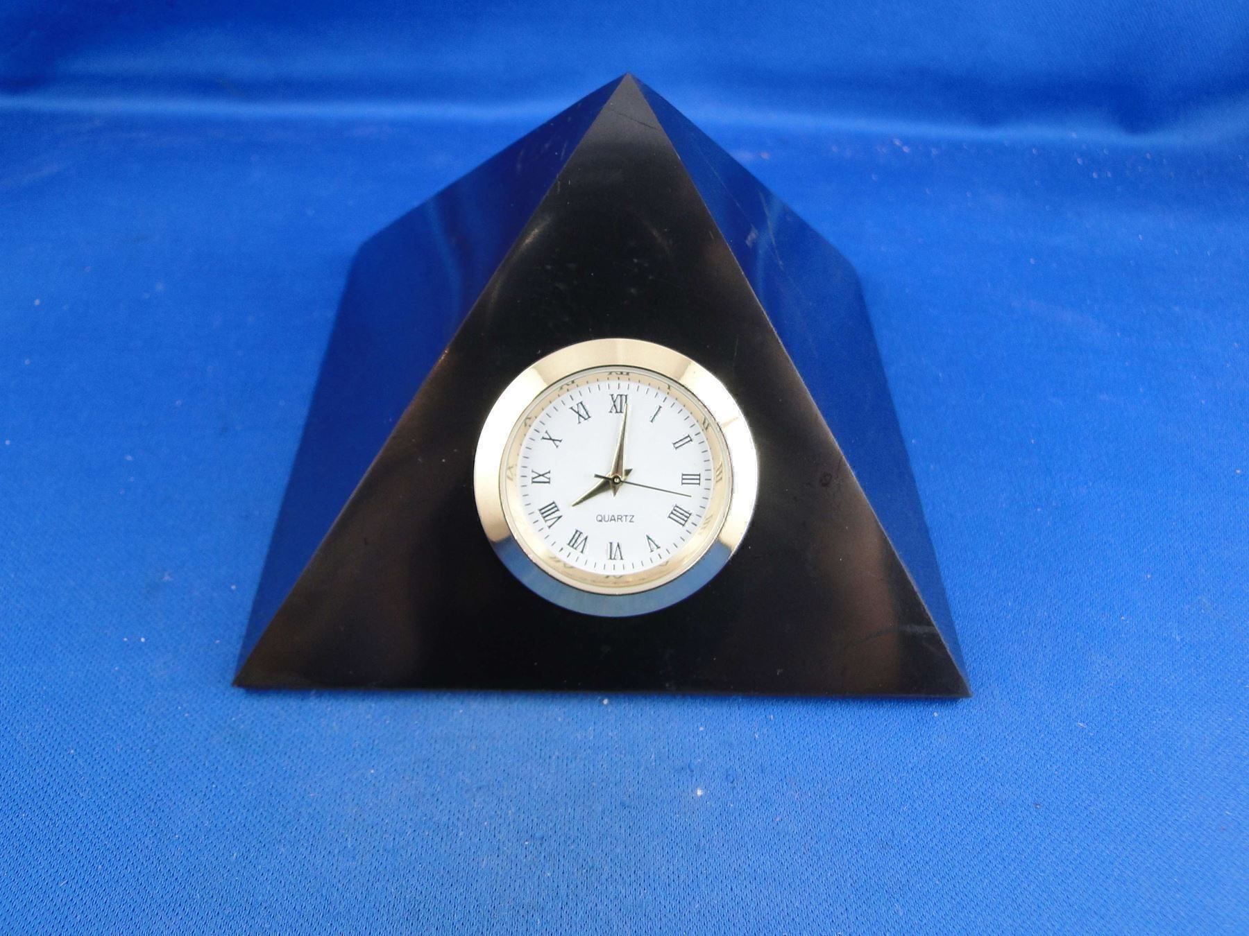 Minerali & Pietre curative: Shungit-Pyramide mit Uhr – Usato da Schinznach Bad venduto da Demerald 6