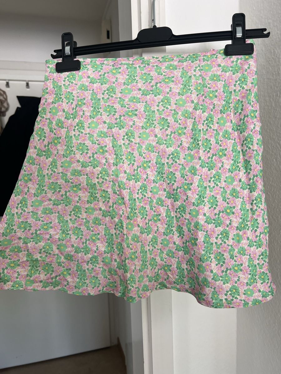 Zara Gonne: Zara Minirock Blumenmuster, Gr. S – Nuovo (secondo la descrizione) da Zürich venduto da sellingmystuff1
