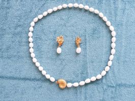 Unikat Meeresschmuck-Set Perlenkette mit Ohrstecker 750 Gold