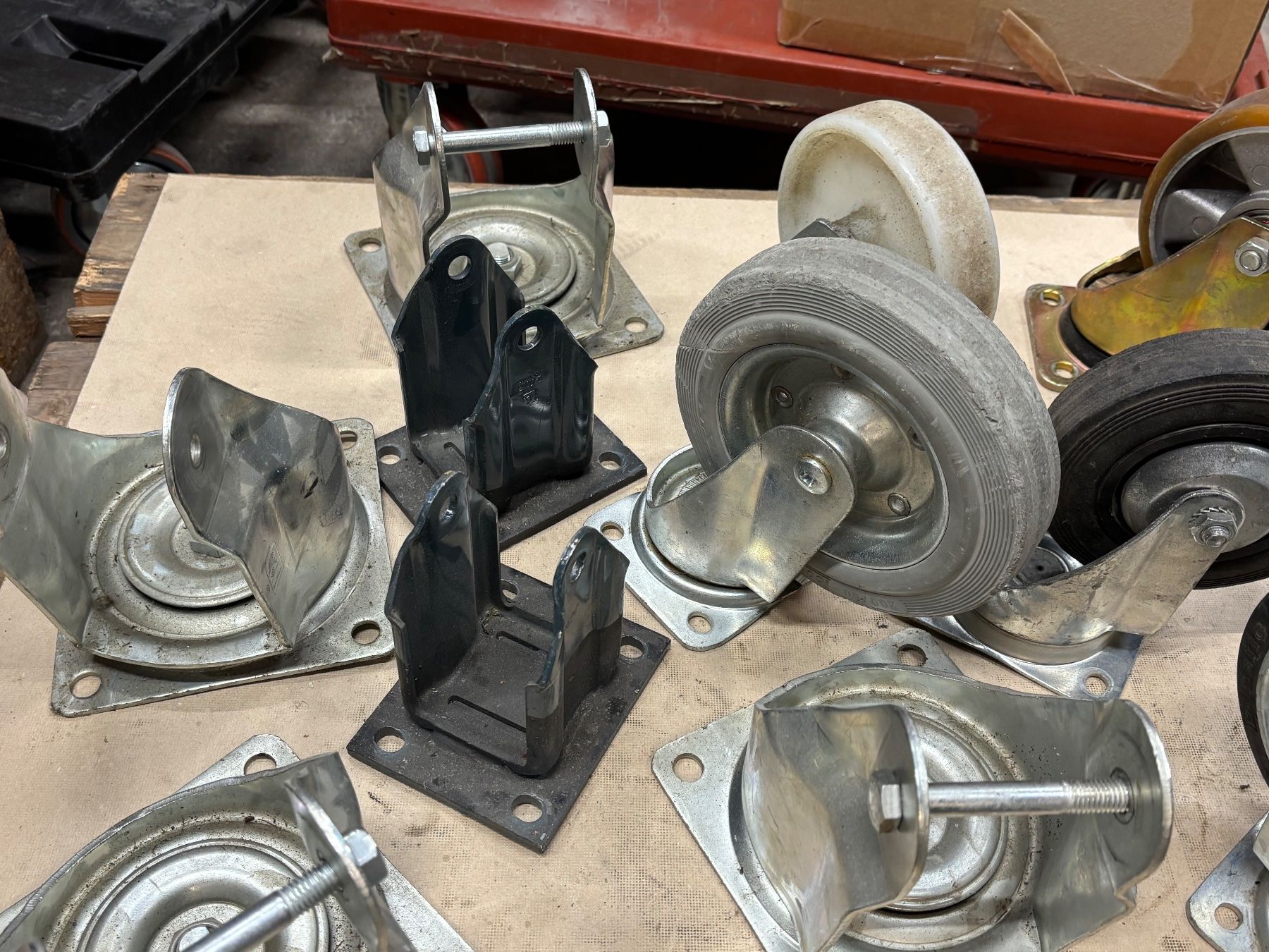 Altro per stoccaggio & trasporto: Konvolut an Rollen, Lenkrollen, Bockrollen, verschiedene! – Usato da Winterthur venduto da ReUse_Baumarkt 4