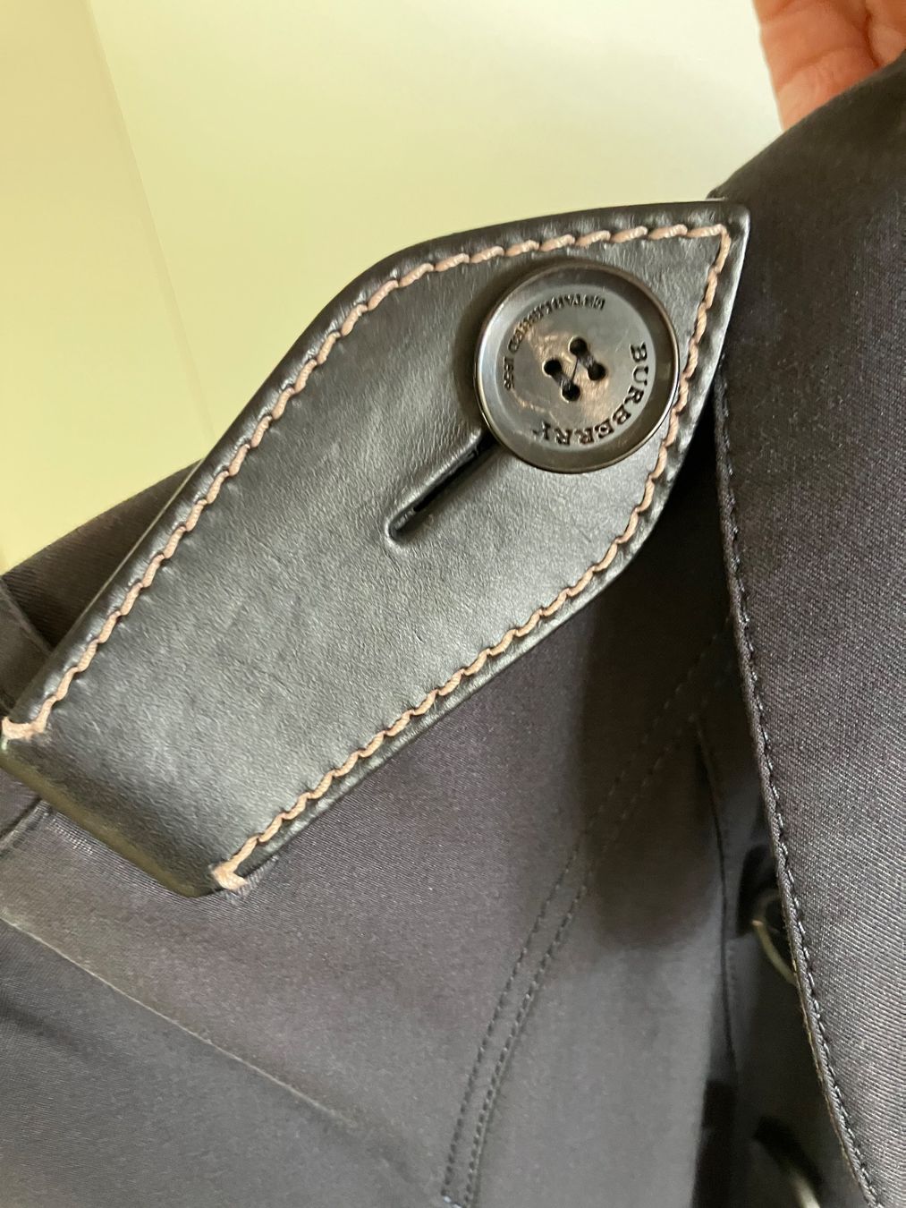 Burberry Cappotti: Burberry Trenchcoat – Usato da Walchwil venduto da Maxana 2