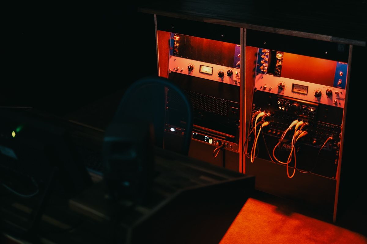 Supporti a parete: Profesioneller Musik Studiorack mit Holzplatte – Usato da Siegershausen venduto da niiico_7 7