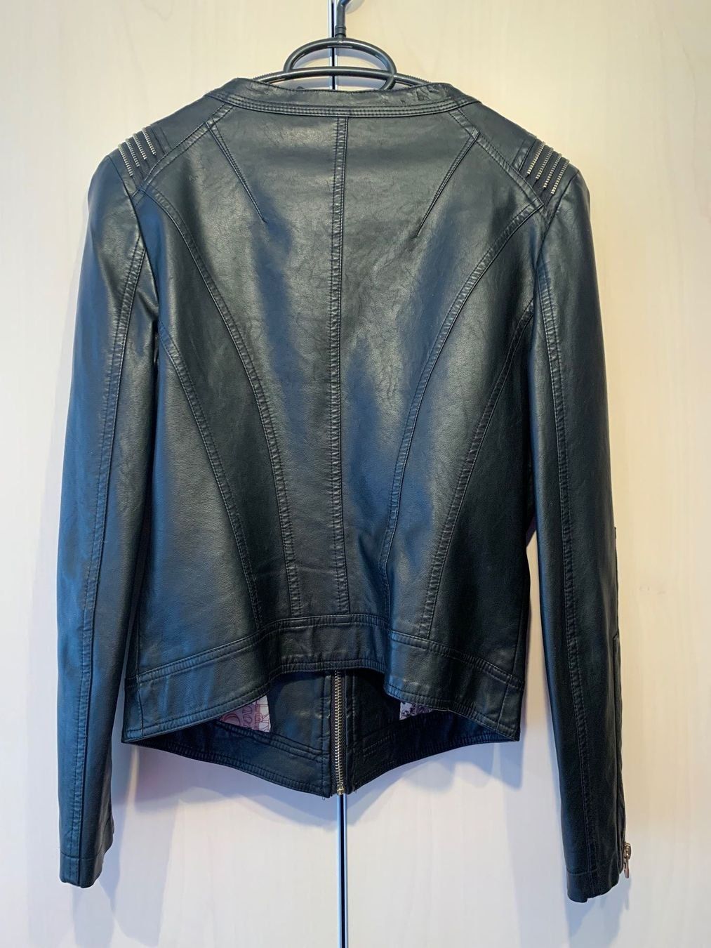 Jacken: Schwarze Lederjacke mit Samteinsätzen, Gr. S – Gebraucht aus Rosshäusern von MiJoDoOl 1