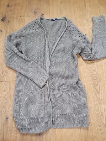 Strickjacke oliv, Nieten silber, Gr. M, lang, YesOrNo Manor