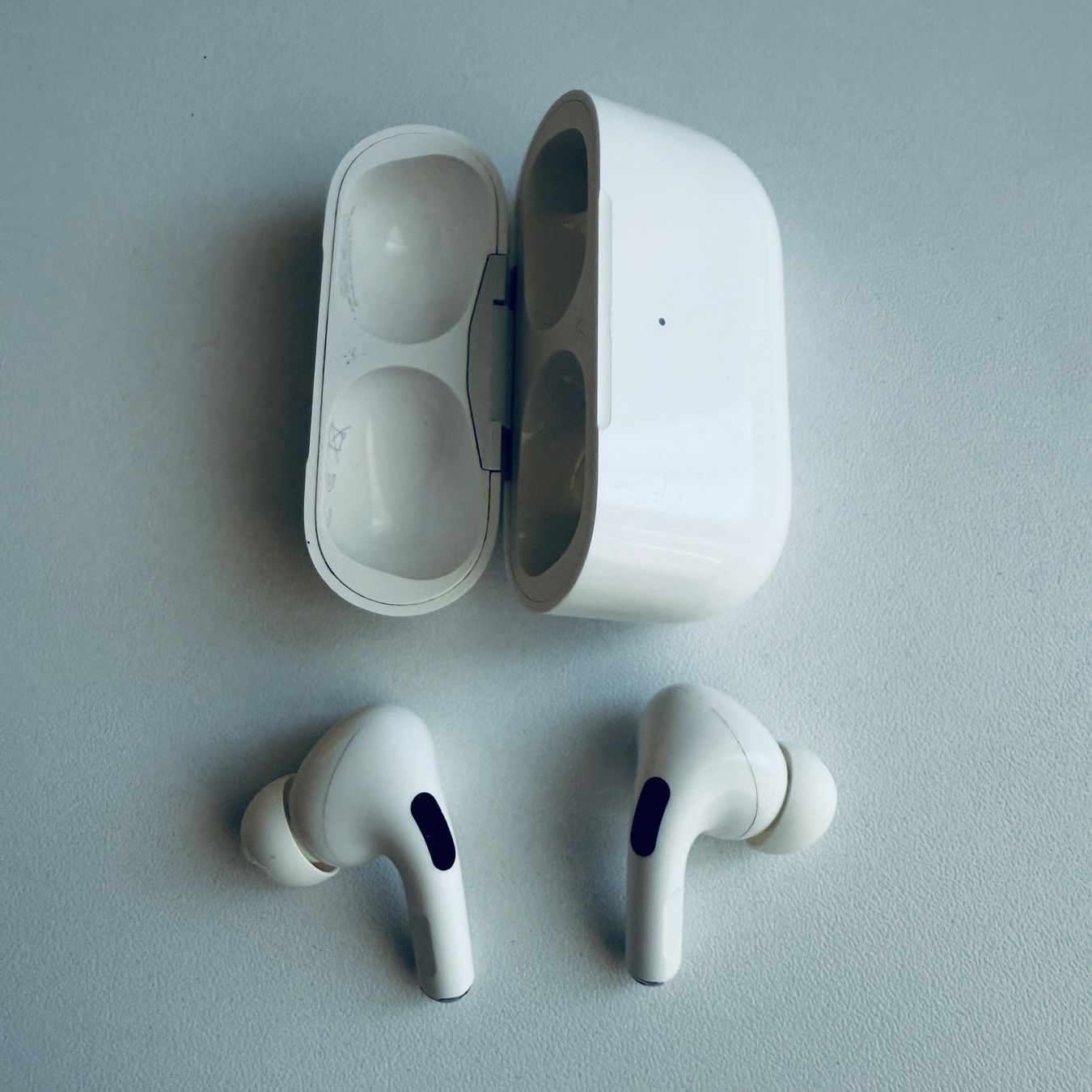 Apple Cuffie: Original Apple AirPods Pro 1 Gen. mit Wireless Case & Kabel – Usato da Basel venduto da MY.AIRPODS.SHOP 1
