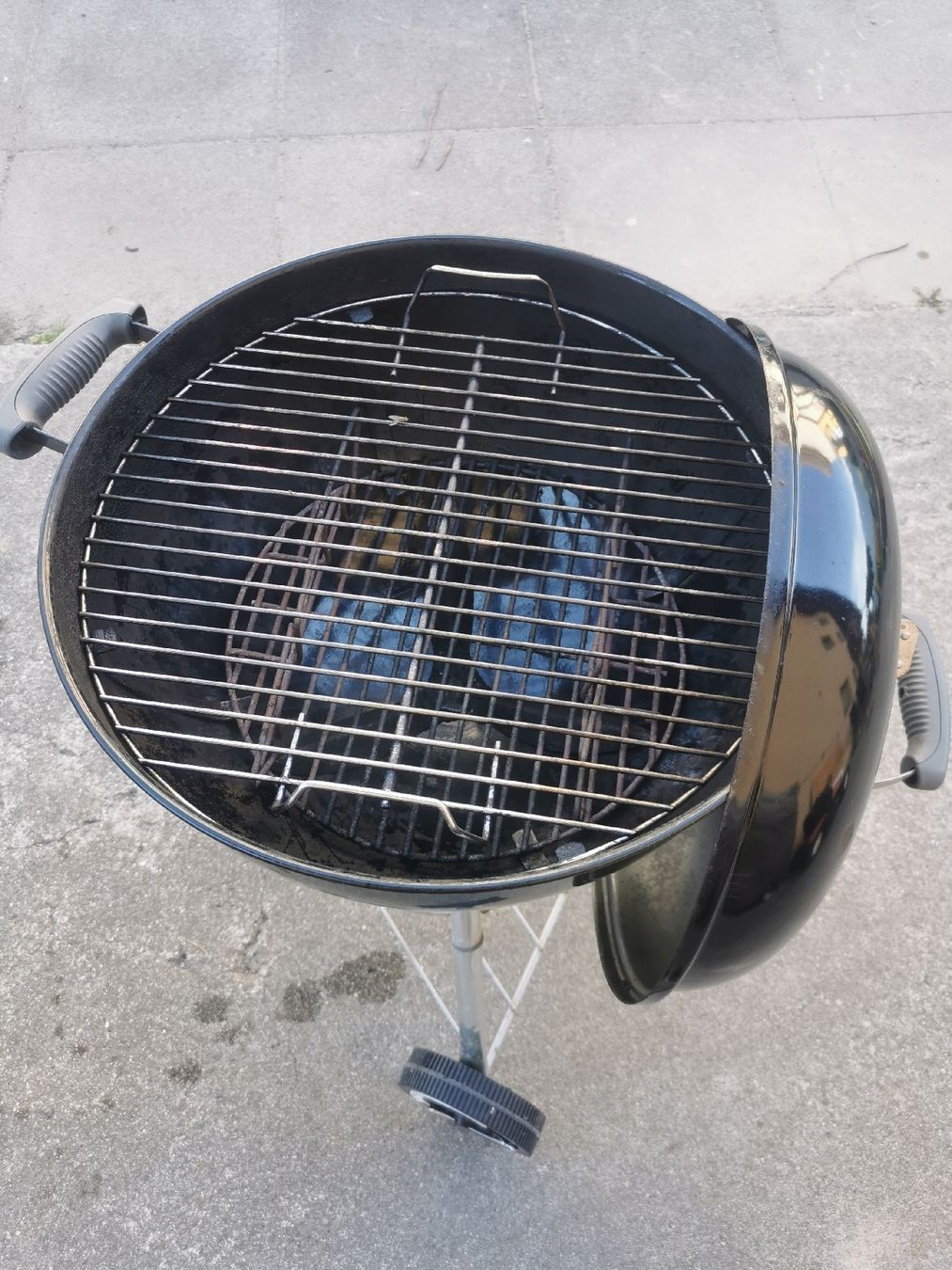 Weber Grills: Weber Holzkohle Grill – Gebraucht aus Schellenberg von amicars1984 1
