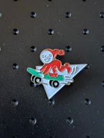 Knorrli Pin - Knorrli auf dem Skaetboard