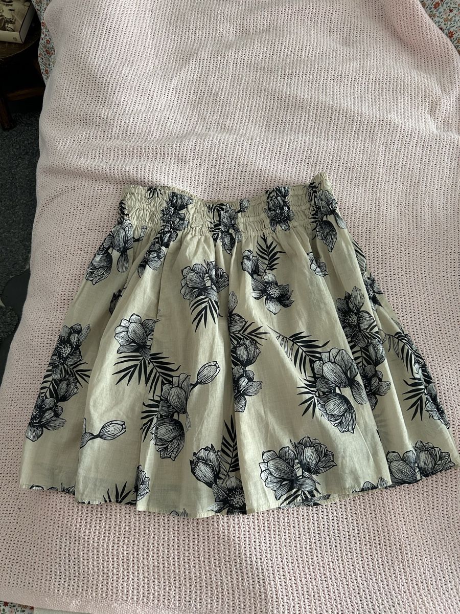 Lotti di vestiti: Rock mit Blumenmuster & Strickjacke, Grau, Grösse M – Usato da Zürich venduto da robbii13 3