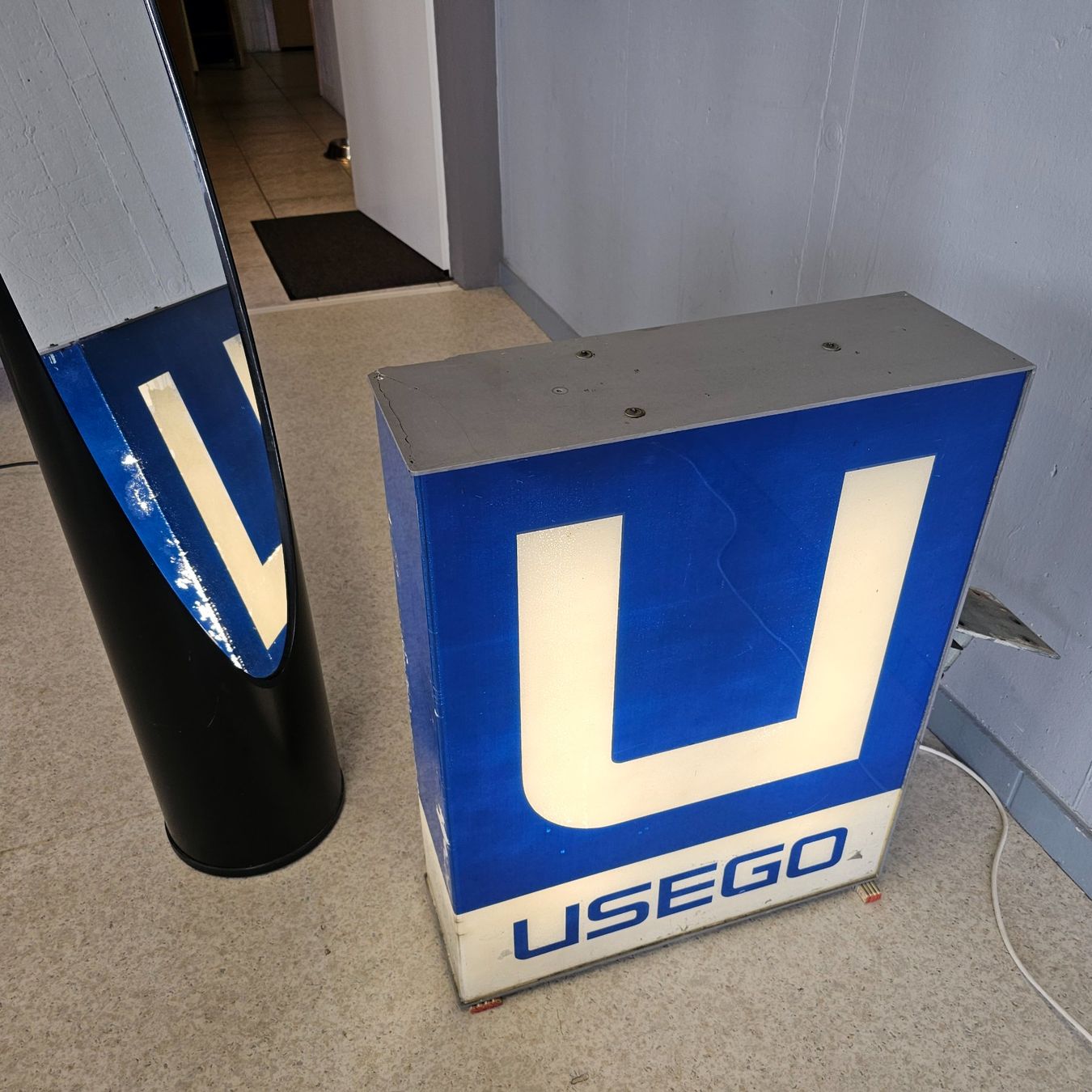 Lampade: USEGO Leuchtreklame Lightbox Schweizer Ladenkette Leuchte – Usato da Nottwil venduto da Wondewa-Shop 2