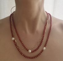 Kette mit goldfarbenen Akzenten Und gepressten Korallen