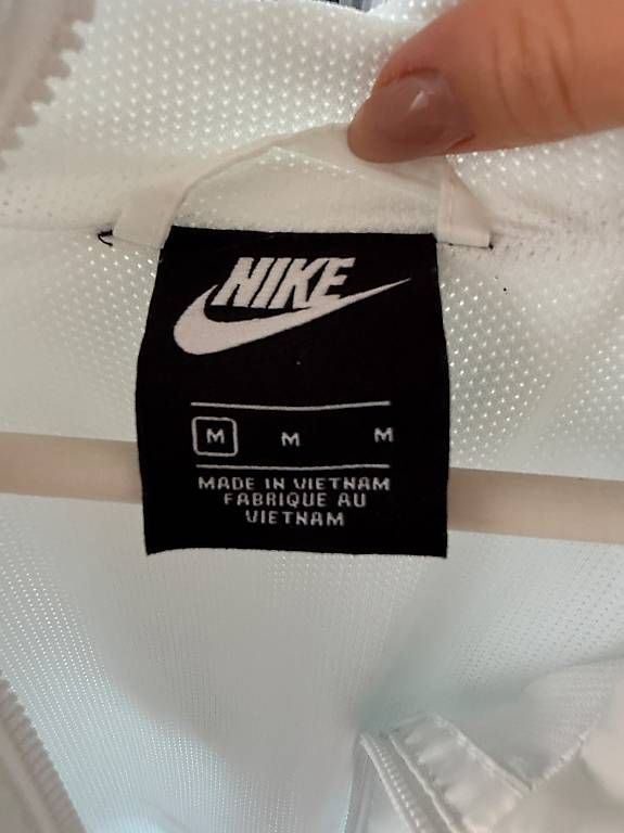 Vestes: NIKE WINDBREAKER MIT KAPUZE – D'occasion à Niederhelfenschwil par Mileko 4