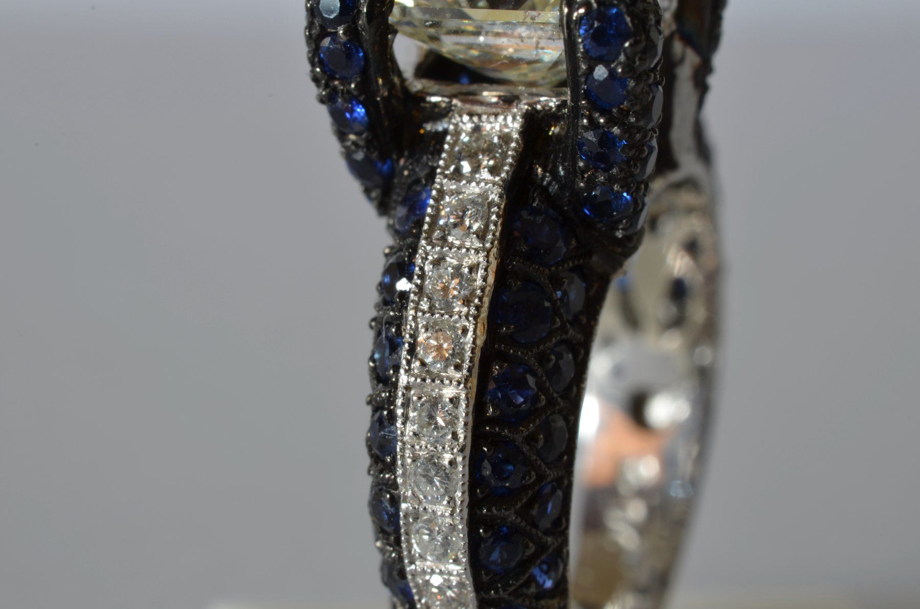 Anelli: Ring mit blauem Saphir und Diamanten, 1990. – Usato da Meilen venduto da glenbeigh 5