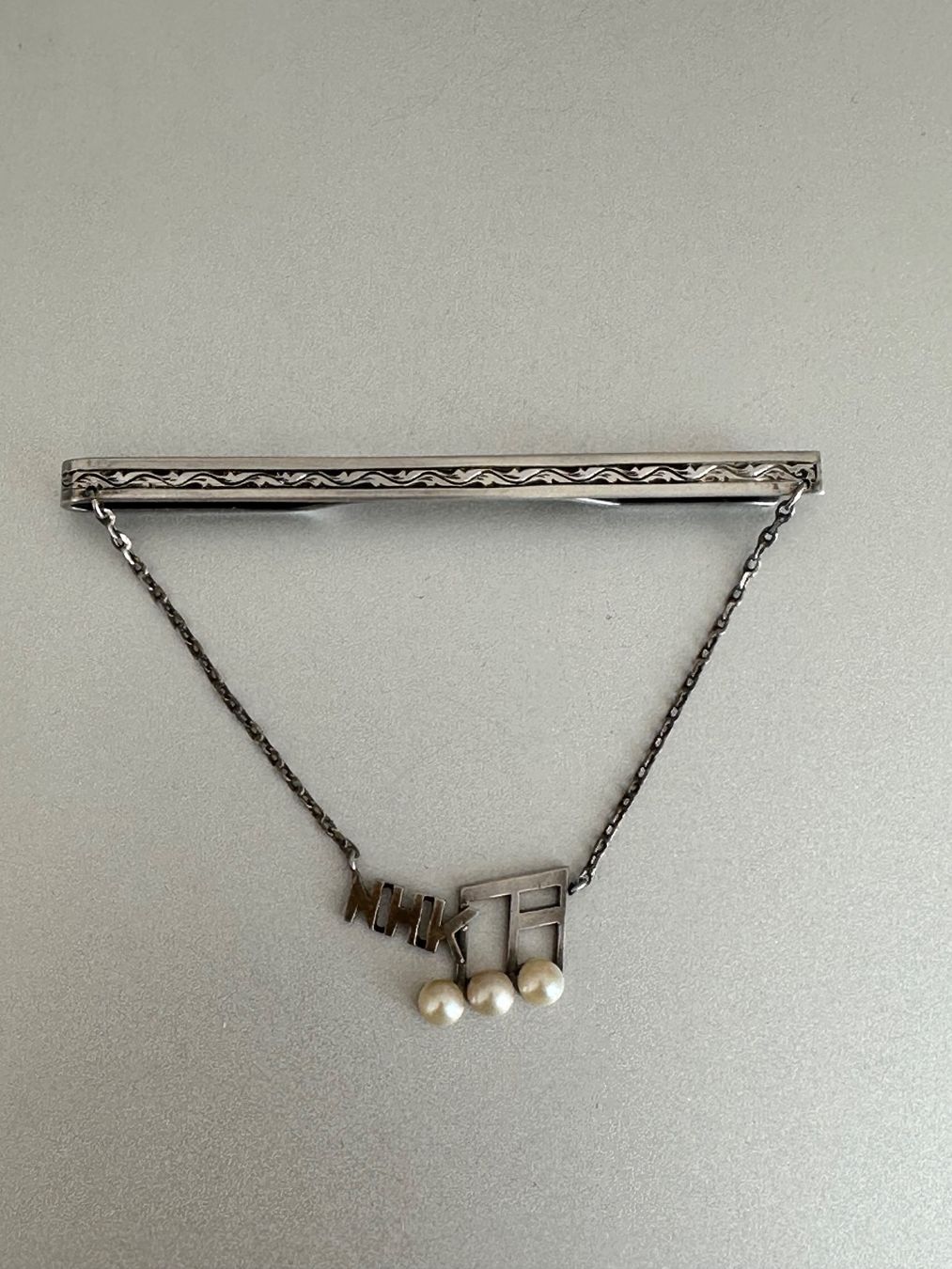 Broschen & Nadeln: Mikimoto 925er Silber  Krawattenklammer mit Perle – Gebraucht aus Onex von Antiqueshow