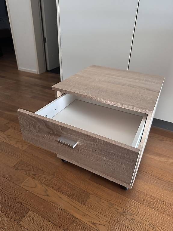 Tables de nuit:     Moderner Nachttisch Holzoptik – D'occasion à Zug par Luca_01_ 2