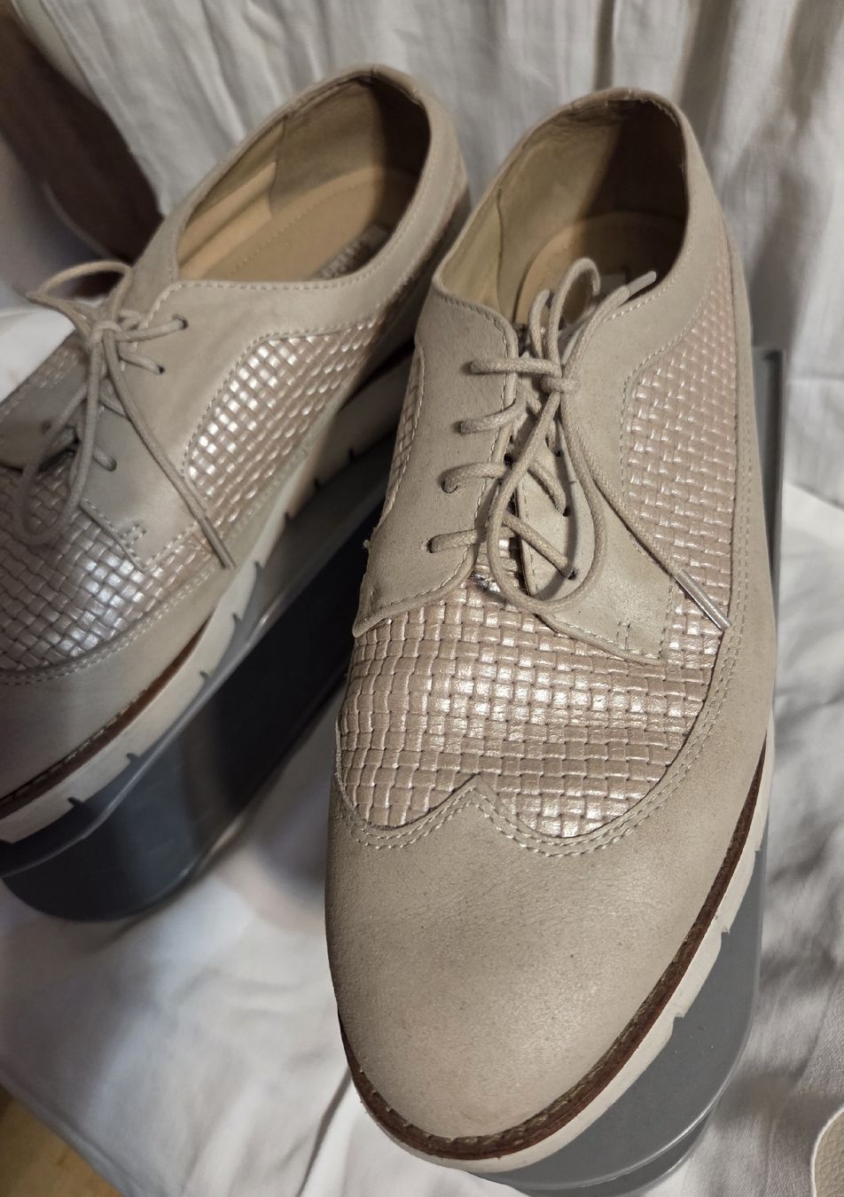 Geox Scarpe da donna: Derbies Geox beige, cuir, taille 39 – Usato da Onex venduto da dan_2nt8 1