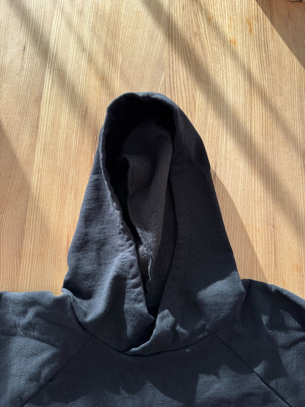 Maglioni & Felpe: Schwarzer Kapuzenpullover mit rotem Print – Usato da Baar venduto da Hpat 2
