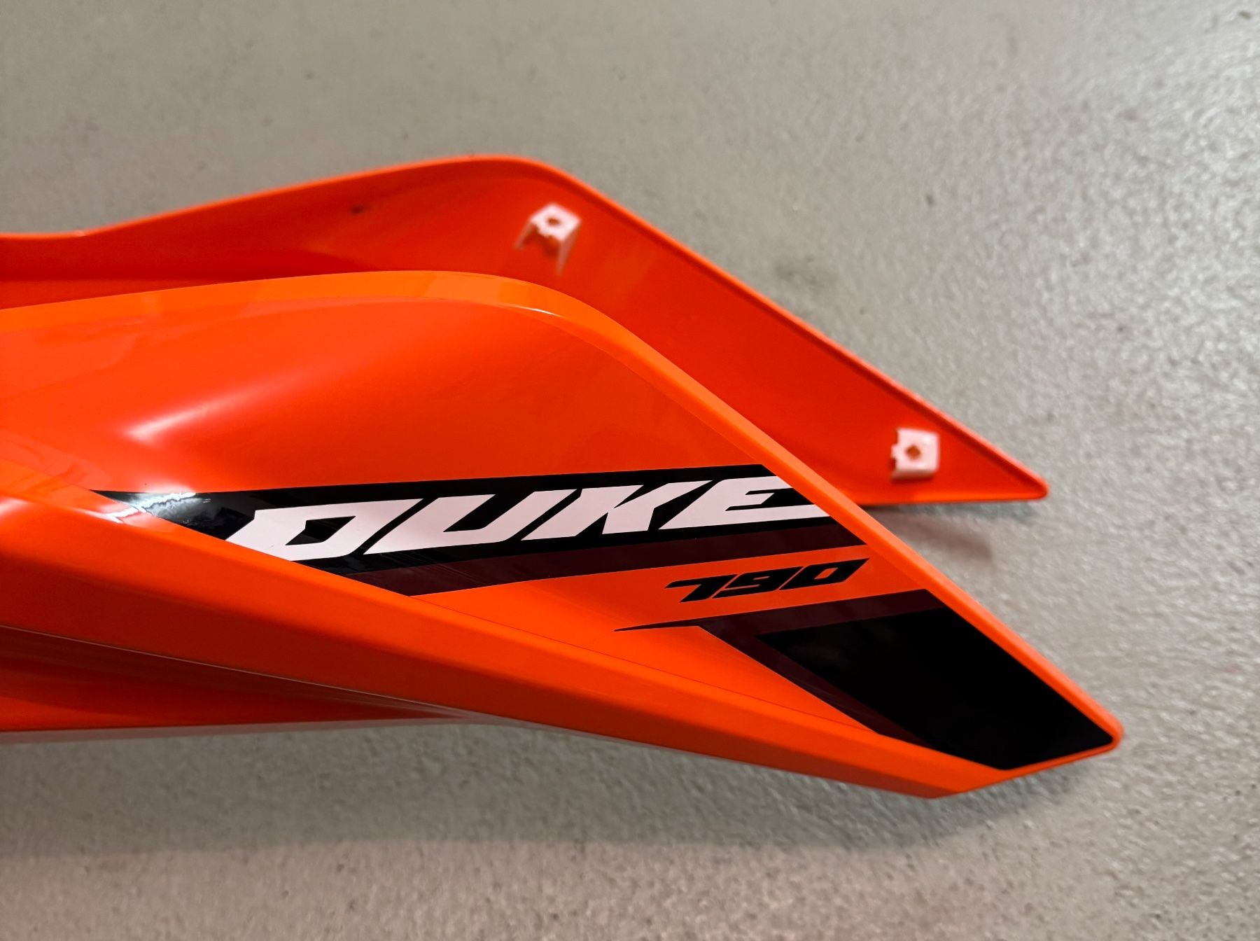 KTM Tutti i ricambio per moto: KTM Duke 790 Tankabdeckung – Nuovo (secondo la descrizione) da Tägerwilen venduto da bossolo 3