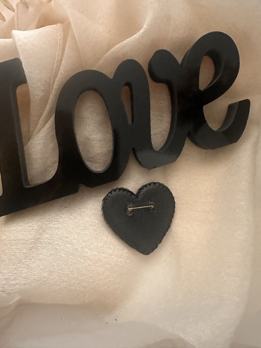 Spille & Fermagli: Black Heart Brooch, Sequin Embroidered, Handmade – Nuovo (secondo la descrizione) da Oftringen venduto da Eylem79 2