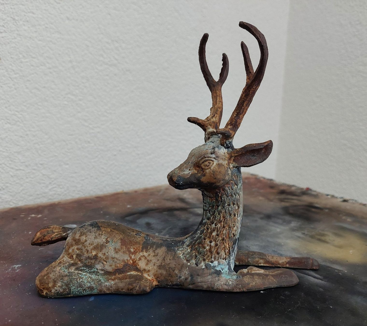 Skulpturen & Statuen: Hirschfigur liegend, antik – Gebraucht aus Subingen von K7passt_immer