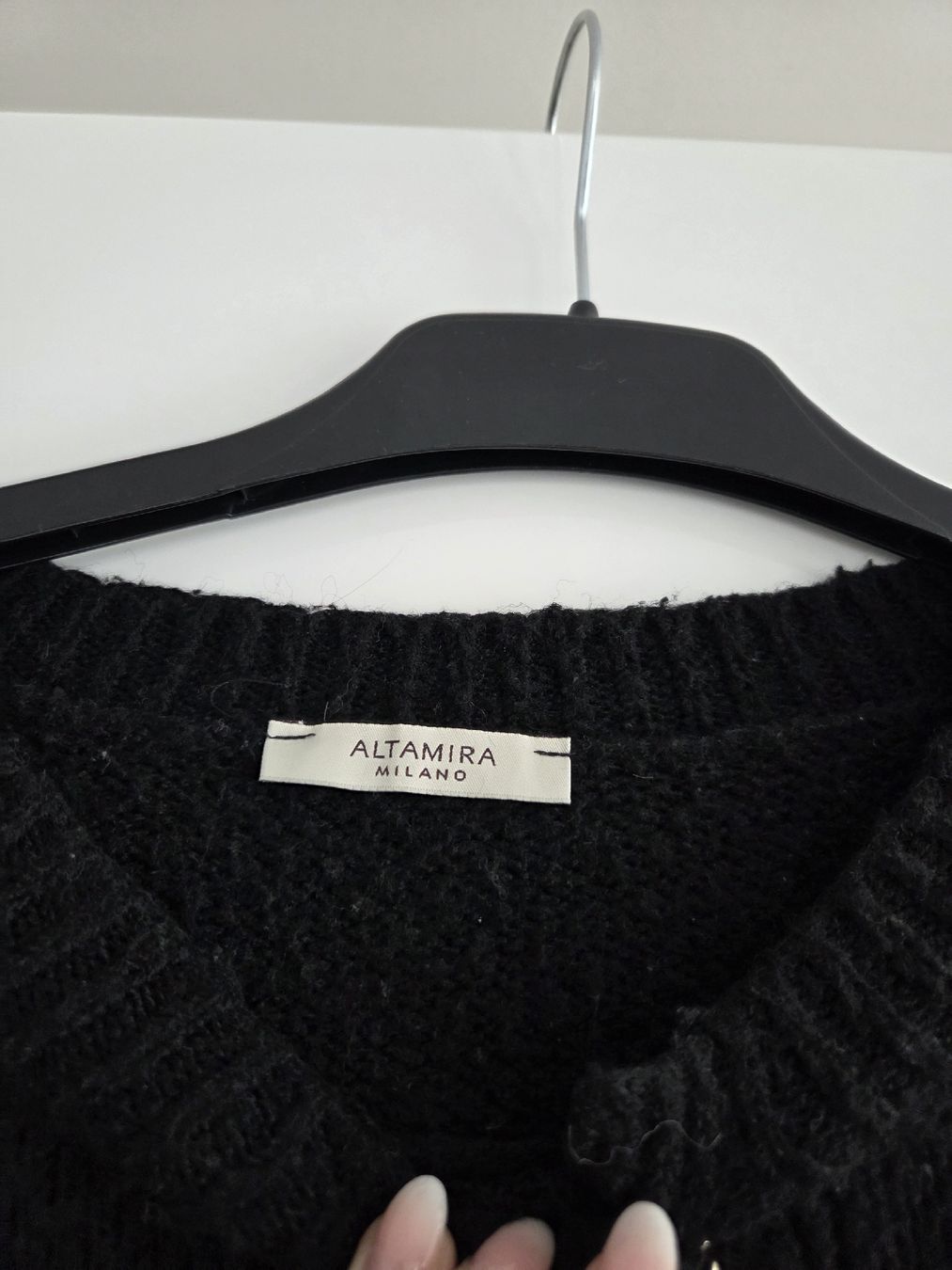 Pullover & Sweatshirts: Schwarzer Strickpullover mit Schmuckknöpfen – Gebraucht aus Rüfenacht BE von Biancaro 1