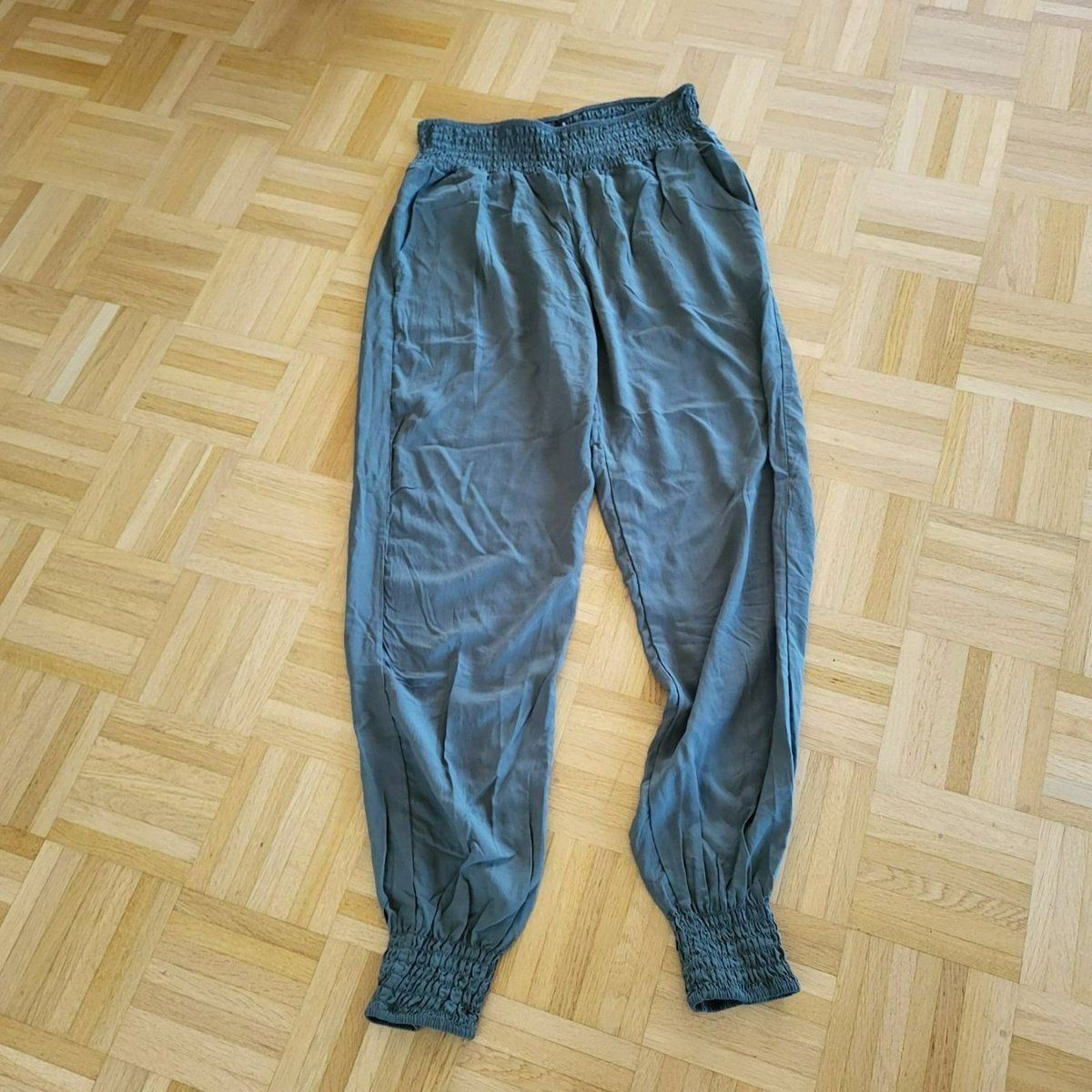Lotti di vestiti: Kleiderpaket Hosen Grösse XL – Usato da Horw venduto da Pfderi0 1