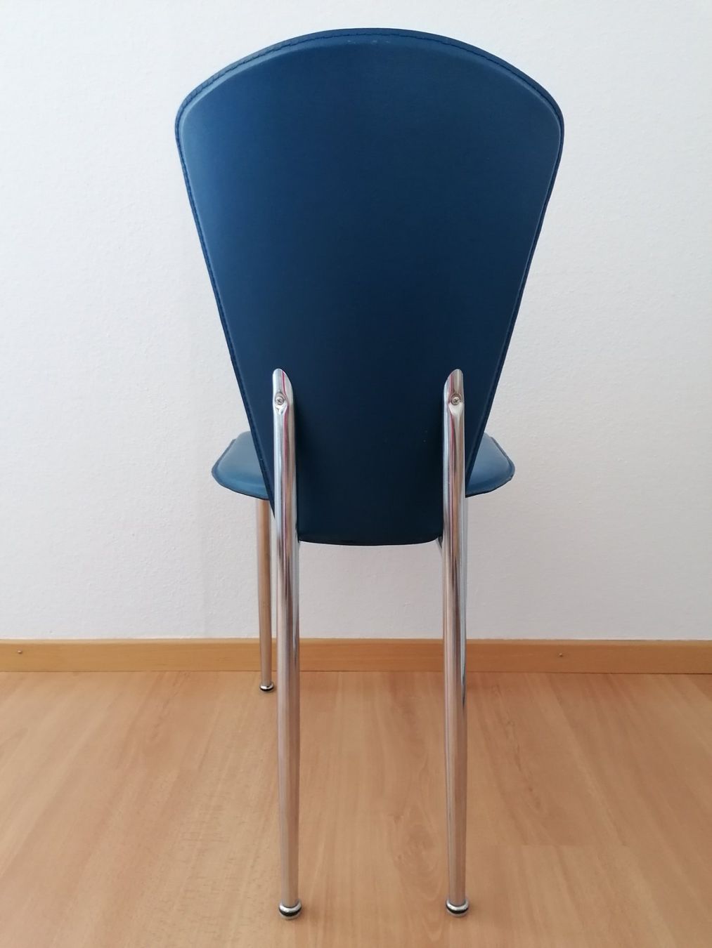 Stühle: 4 schöne, blaue Stühle zu verschenken – Gebraucht aus Baden von Abgabe 2