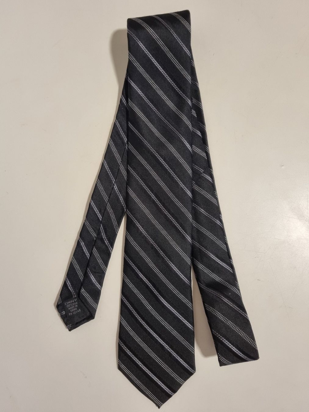 Cravatte: Krawatte Tie DKNY 100% Seide – Usato da Basel venduto da coinseller_87 1