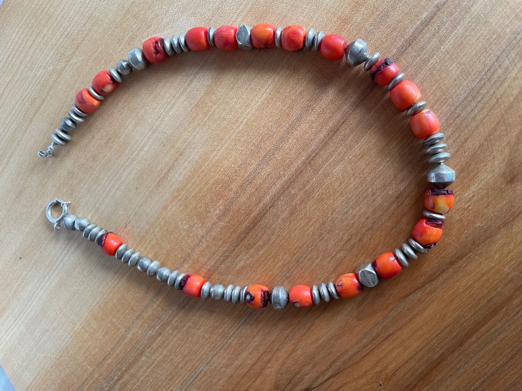 Catenine: Kette mit Korallen- und Silberelementen – Usato da Köniz venduto da kupu-kupu
