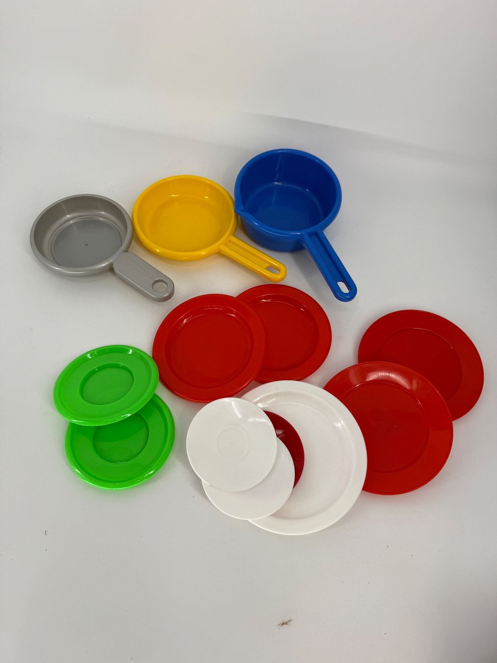 Giocattoli: Spielküchen Geschirr Set, Pfannen und Teller – Usato da Auenstein venduto da moin.