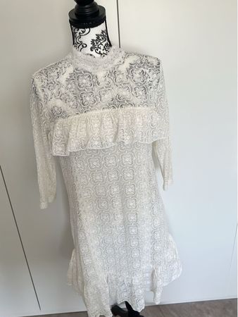 Spitzenkleid weiss Grösse 38 mit Rüschen