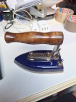 Ancien fer à repasser VOLTA bleu - Pièce de collection!