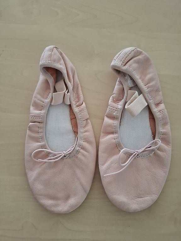 Scarpe per ragazze: Ballettschuhe Leder 2 Paar 35-36 – Usato da Männedorf venduto da Einhornmama