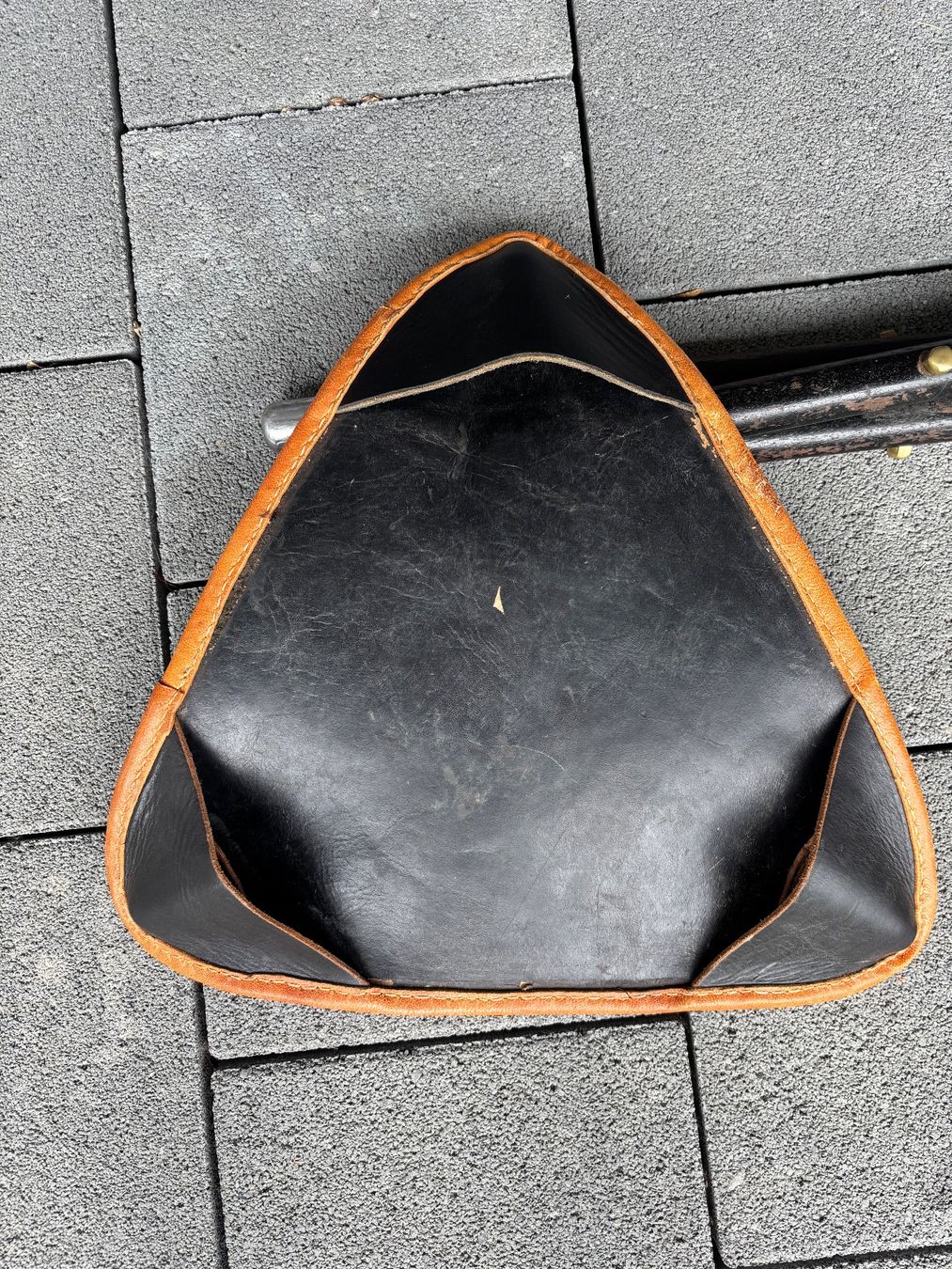 Hocker: 1950s mid century tripod leather stool – Gebraucht aus Steinhausen von ChromeVintage 9