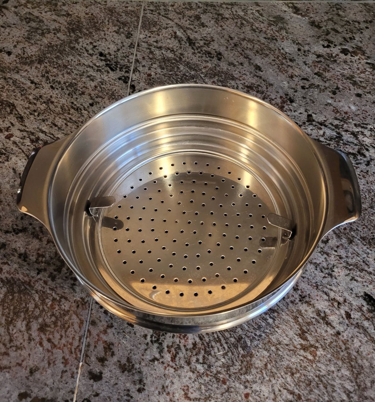 Sigg Casseroles: SIGG Kochtopf Edelstahl mit Sieb, Sieb Einsatz und Deckel – D'occasion à Dörflingen par tucson16 1