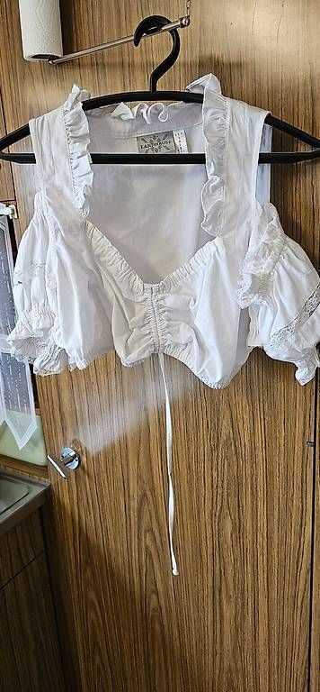 Pantalons: Lederhose mit weisser Bluse – D'occasion à Rickenbach LU par jess8421 2